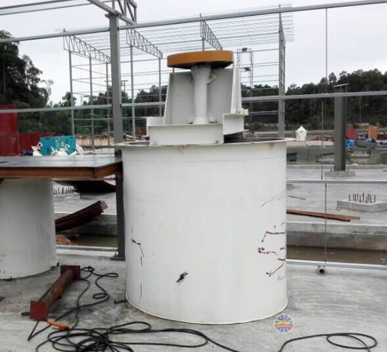 Flocculant mixing tank